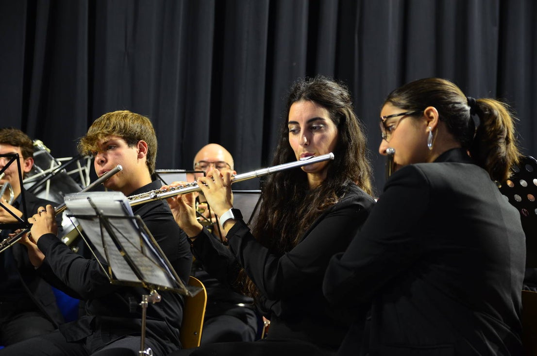 La Banda de Música de Huétor Vega celebró Santa Cecilia con un homenaje a las fiestas de Moros y Cristianos en el Centro Social La Nava.