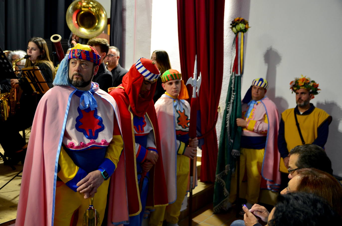 La Banda de Música de Huétor Vega celebró Santa Cecilia con un homenaje a las fiestas de Moros y Cristianos en el Centro Social La Nava.