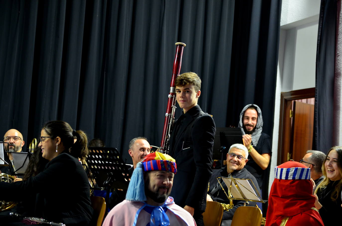 La Banda de Música de Huétor Vega celebró Santa Cecilia con un homenaje a las fiestas de Moros y Cristianos en el Centro Social La Nava.