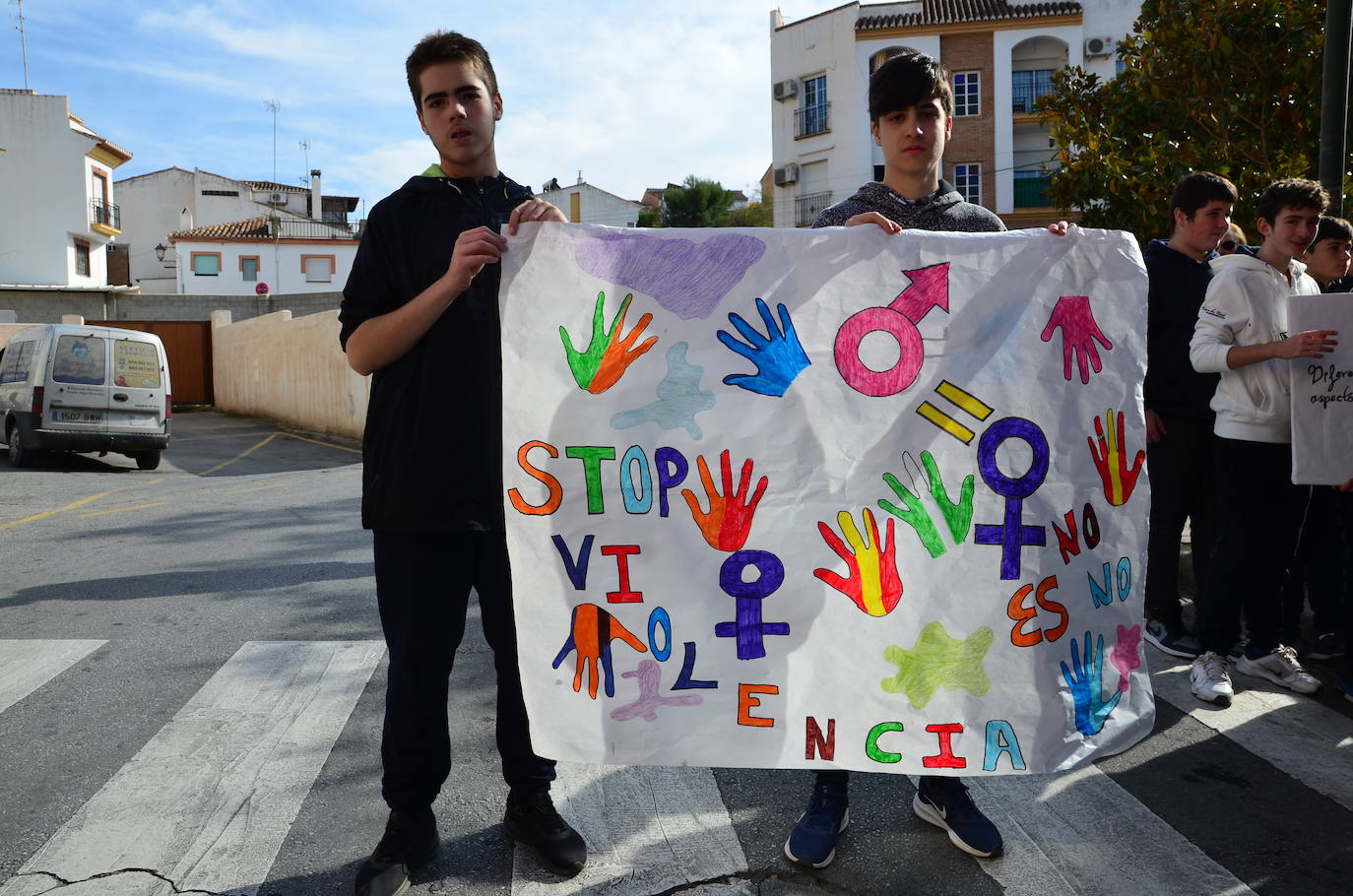 El alumnado del IES Los Neveros, hoy frente al Ayuntamiento de Huétor Vega.