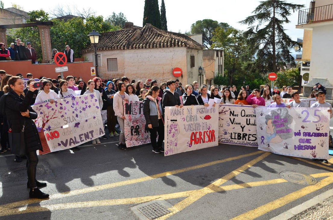 El alumnado del IES Los Neveros, hoy frente al Ayuntamiento de Huétor Vega.