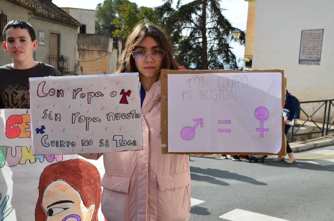El alumnado del IES Los Neveros, hoy frente al Ayuntamiento de Huétor Vega.