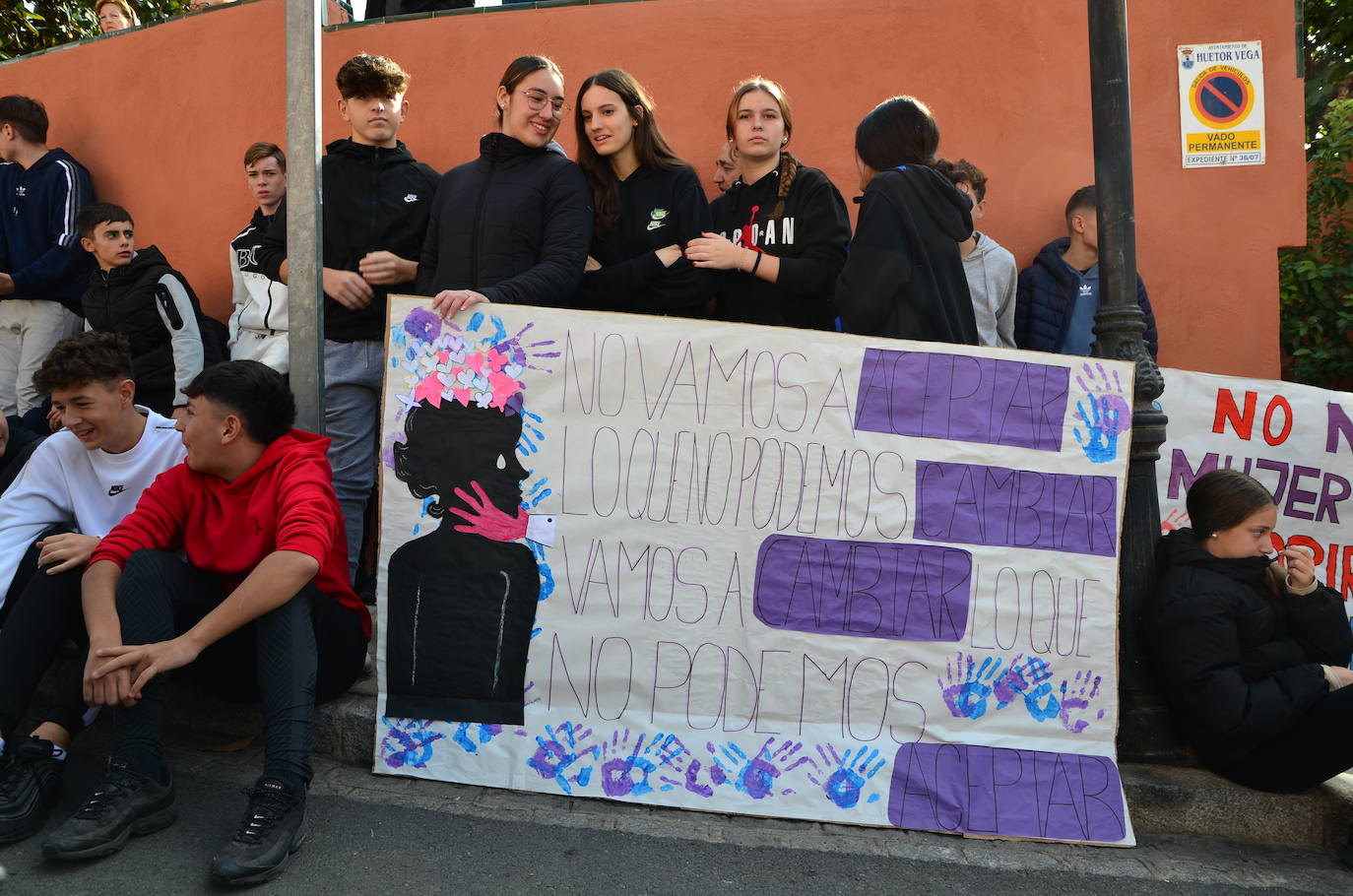 El alumnado del IES Los Neveros, hoy frente al Ayuntamiento de Huétor Vega.