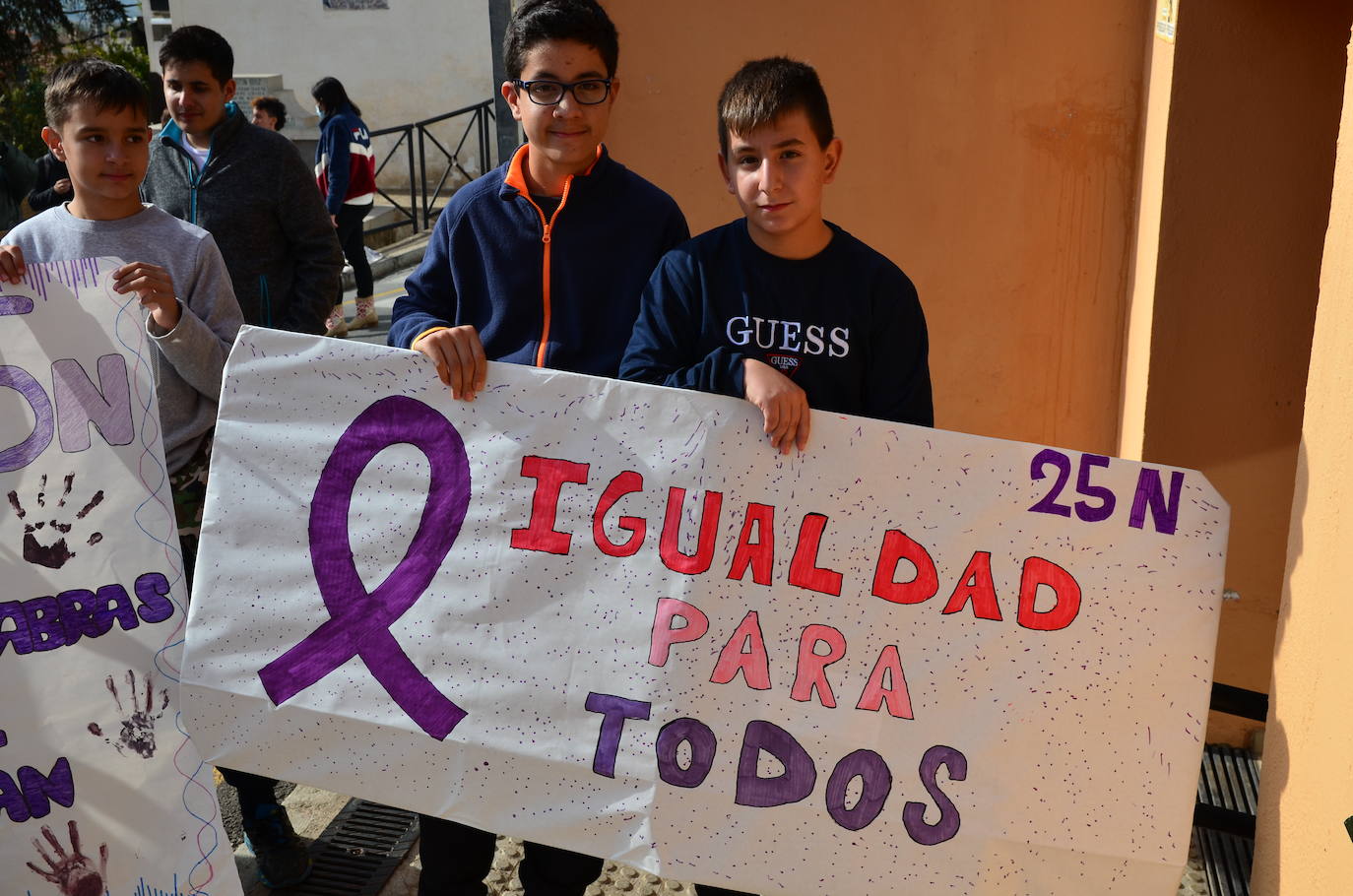 El alumnado del IES Los Neveros, hoy frente al Ayuntamiento de Huétor Vega.