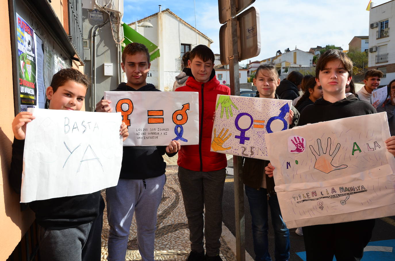 El alumnado del IES Los Neveros, hoy frente al Ayuntamiento de Huétor Vega.