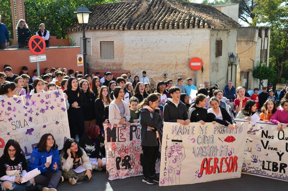 El alumnado del IES Los Neveros, hoy frente al Ayuntamiento de Huétor Vega.