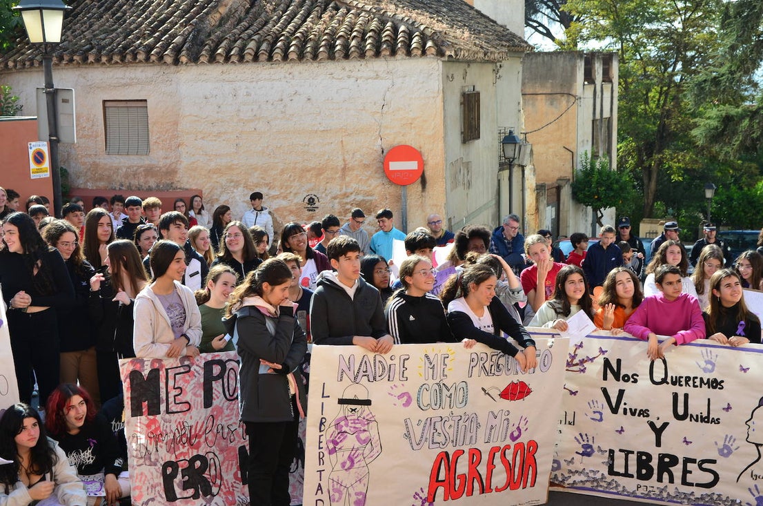 El alumnado del IES Los Neveros, hoy frente al Ayuntamiento de Huétor Vega.