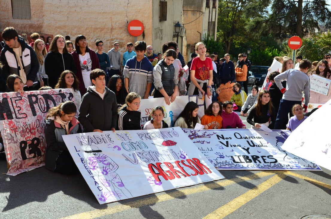 El alumnado del IES Los Neveros, hoy frente al Ayuntamiento de Huétor Vega.