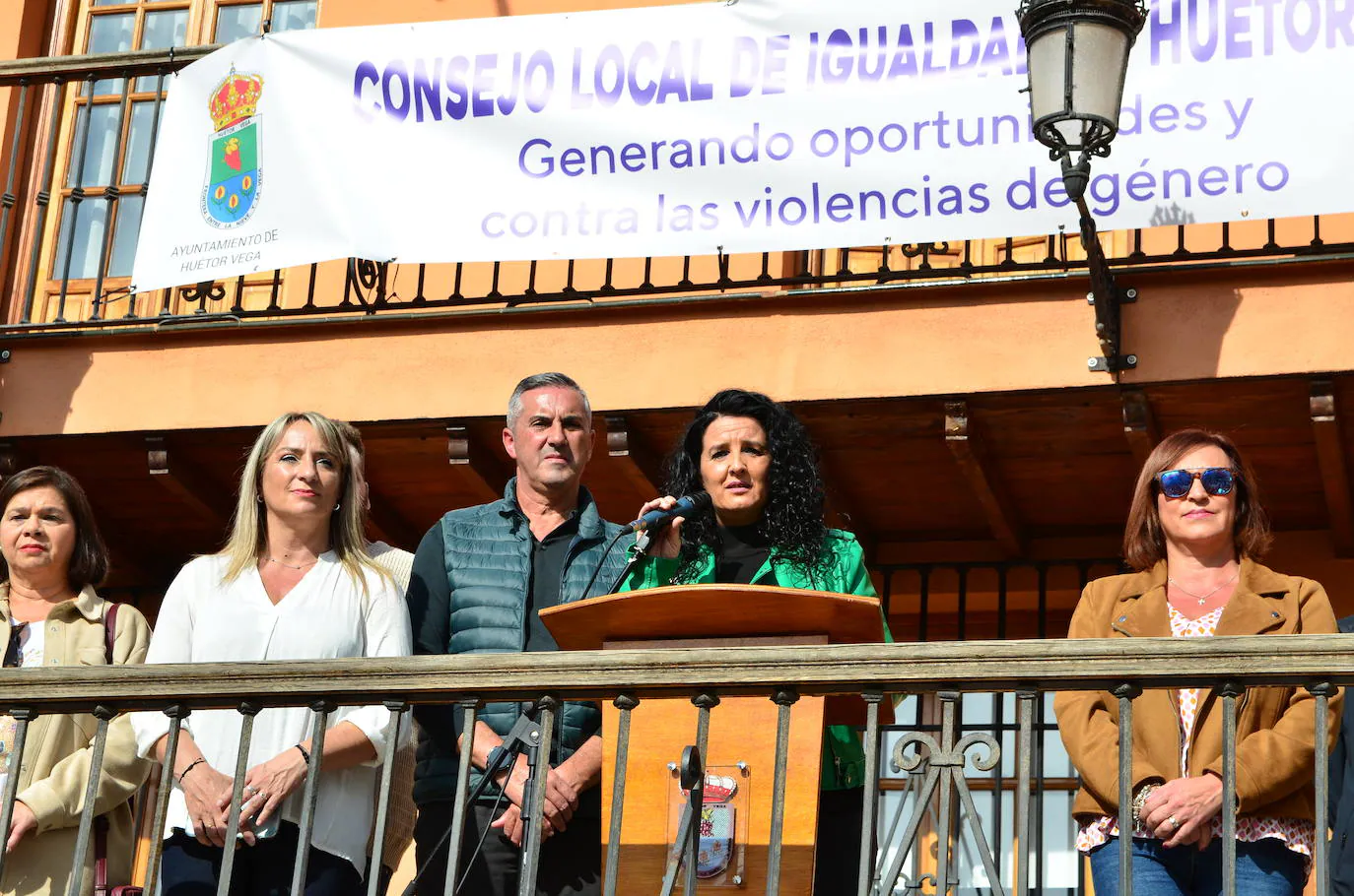 Miembros de la corporación municipal, con la alcaldesa, Elena Duque, en el centro, hoy en la puerta del Ayuntamiento de Huétor Vega.