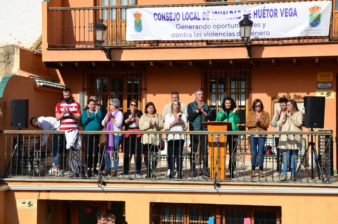 Miembros de la corporación municipal, con la alcaldesa, Elena Duque, en el centro, hoy en la puerta del Ayuntamiento de Huétor Vega.