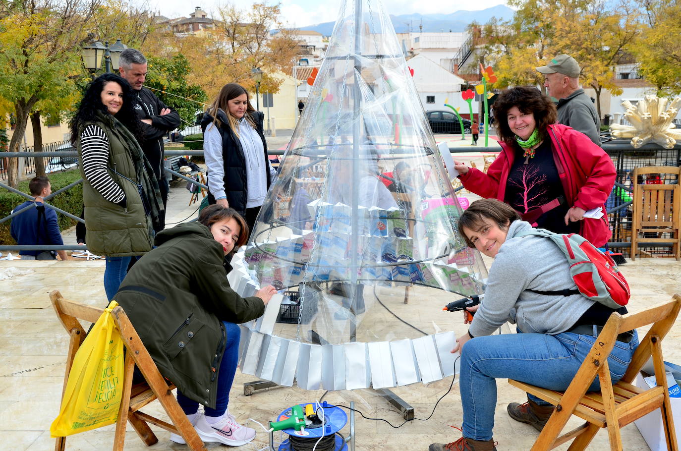 El Aula Ambiental del Ayuntamiento de Huétor Vega organiza un taller de decoraciones navideñas con materiales reciclados.