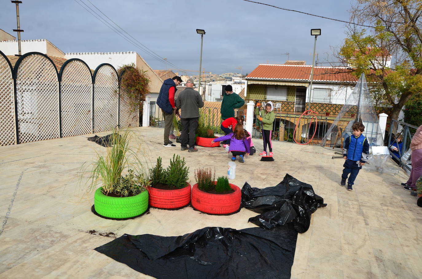 El Aula Ambiental del Ayuntamiento de Huétor Vega organiza un taller de decoraciones navideñas con materiales reciclados.