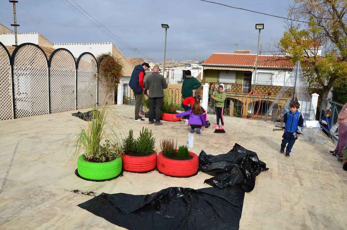 El Aula Ambiental del Ayuntamiento de Huétor Vega organiza un taller de decoraciones navideñas con materiales reciclados.