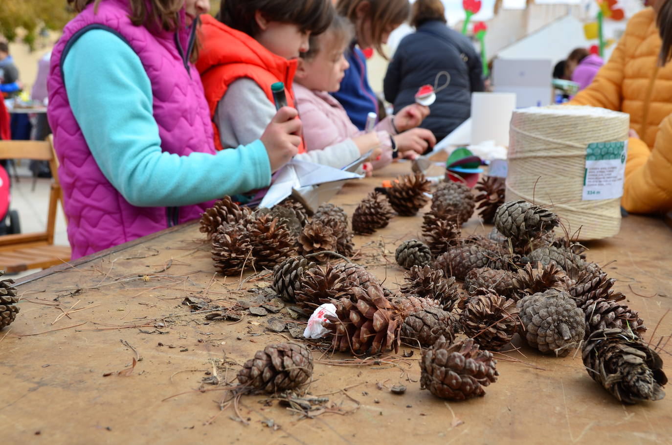 El Aula Ambiental del Ayuntamiento de Huétor Vega organiza un taller de decoraciones navideñas con materiales reciclados.