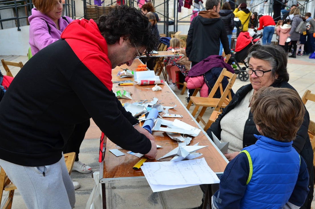 El Aula Ambiental del Ayuntamiento de Huétor Vega organiza un taller de decoraciones navideñas con materiales reciclados.