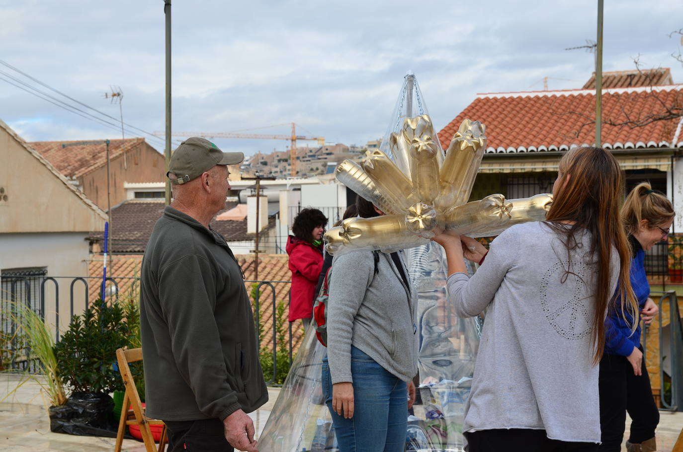 El Aula Ambiental del Ayuntamiento de Huétor Vega organiza un taller de decoraciones navideñas con materiales reciclados.
