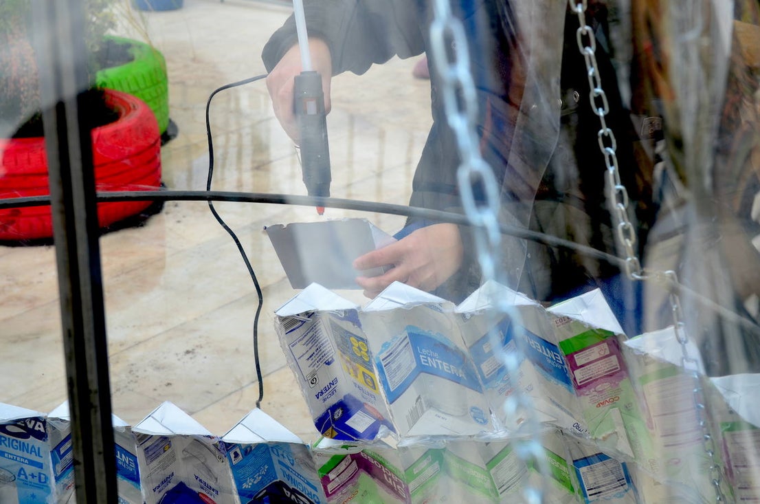 El Aula Ambiental del Ayuntamiento de Huétor Vega organiza un taller de decoraciones navideñas con materiales reciclados.