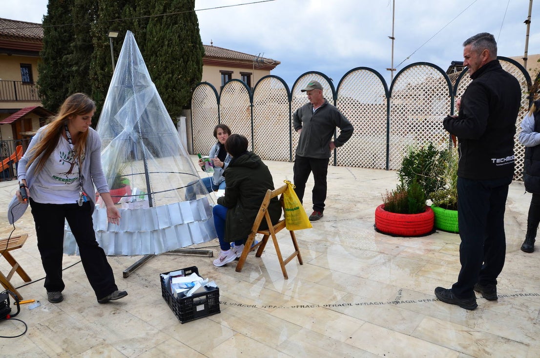 El Aula Ambiental del Ayuntamiento de Huétor Vega organiza un taller de decoraciones navideñas con materiales reciclados.