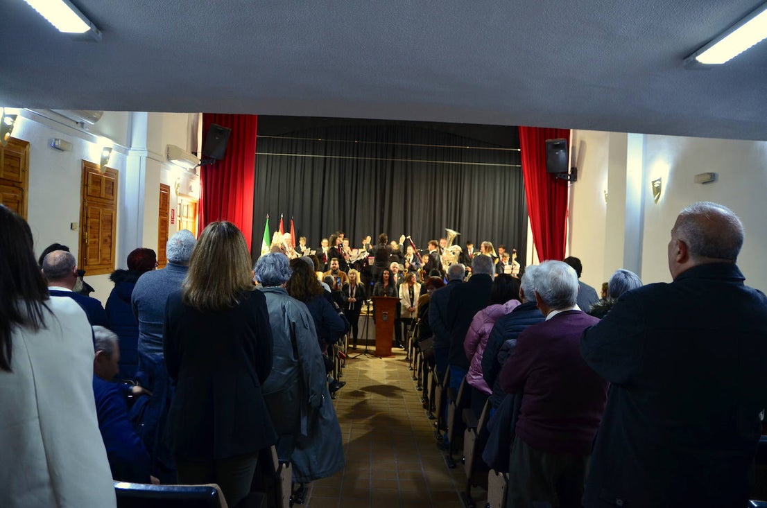 Lleno en el salón de actos de La Nava.