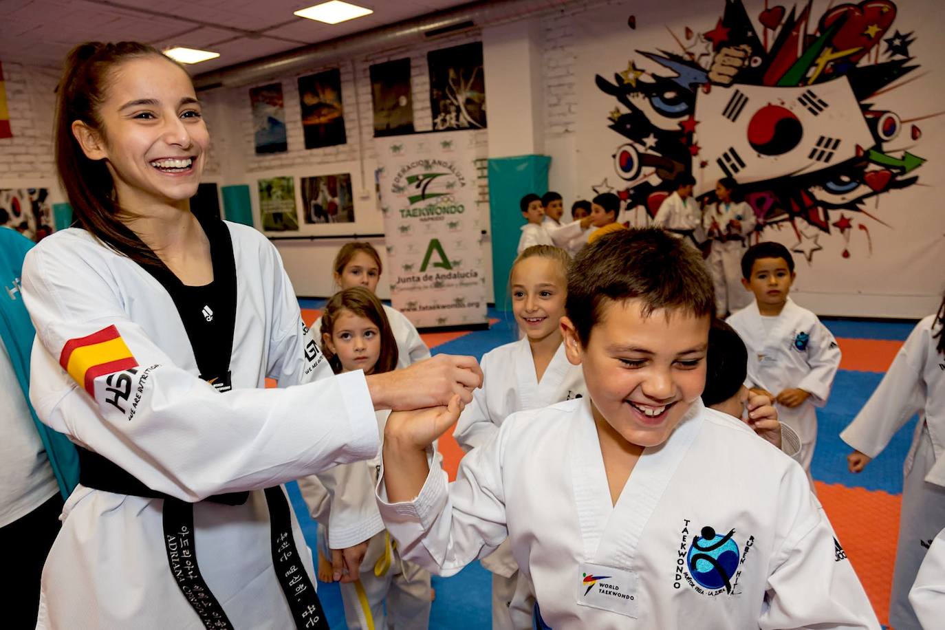 Adriana Cerezo, entrenando con el alumnado en Huétor Vega.