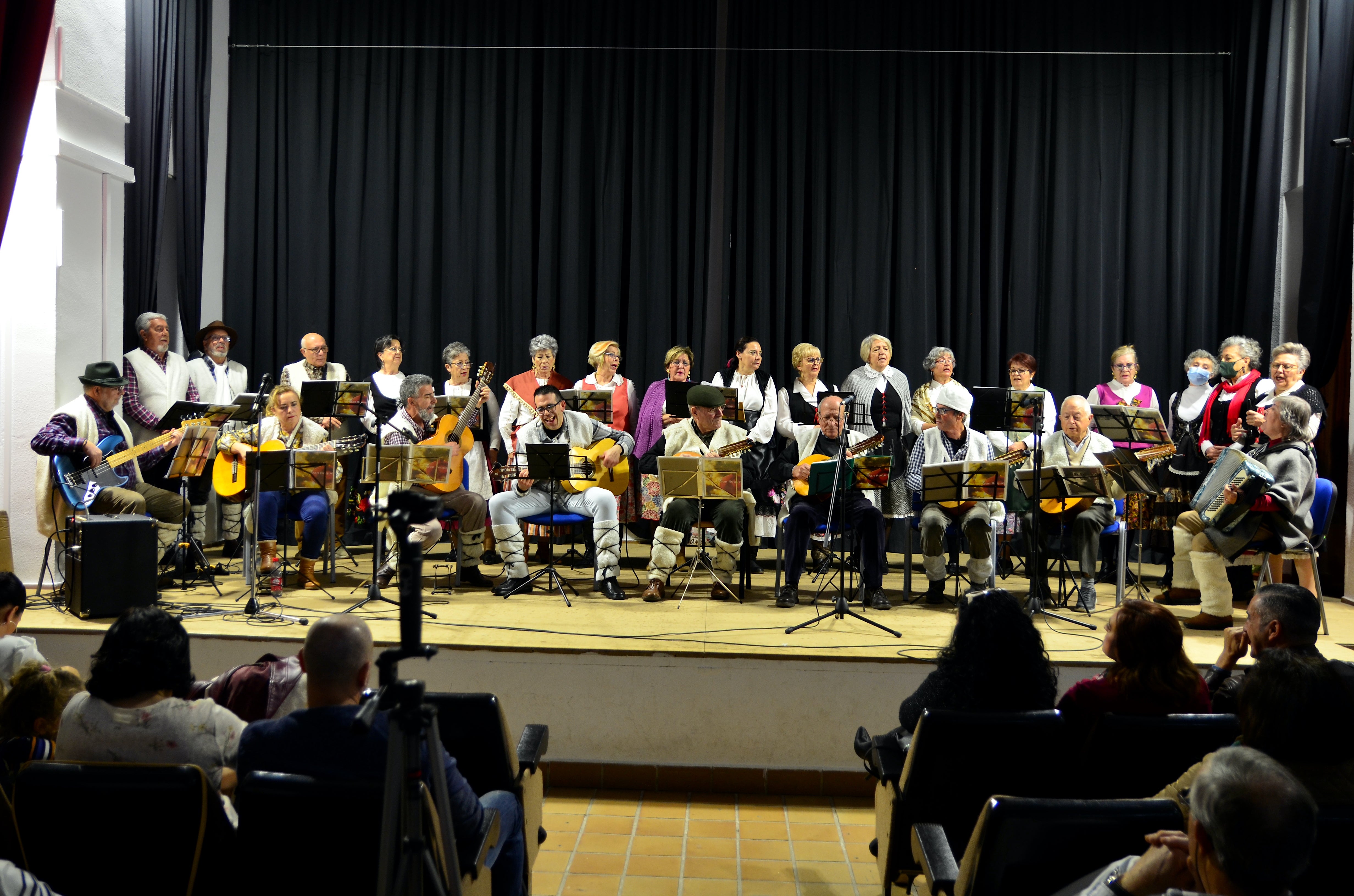 El tradicional Certamen de Villancicos organizado por la Rondalla San Roque en Huétor Vega.
