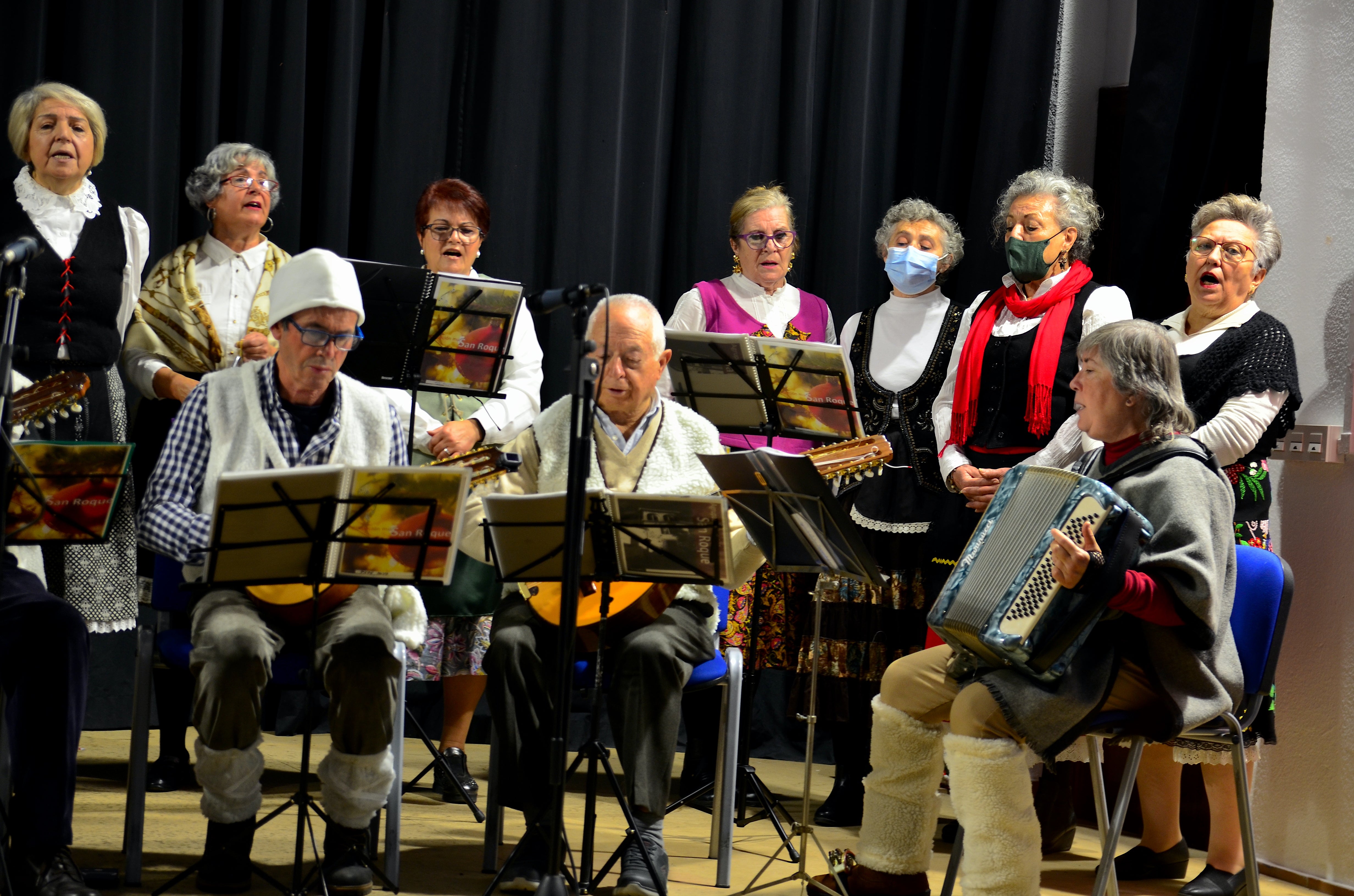 El tradicional Certamen de Villancicos organizado por la Rondalla San Roque en Huétor Vega.