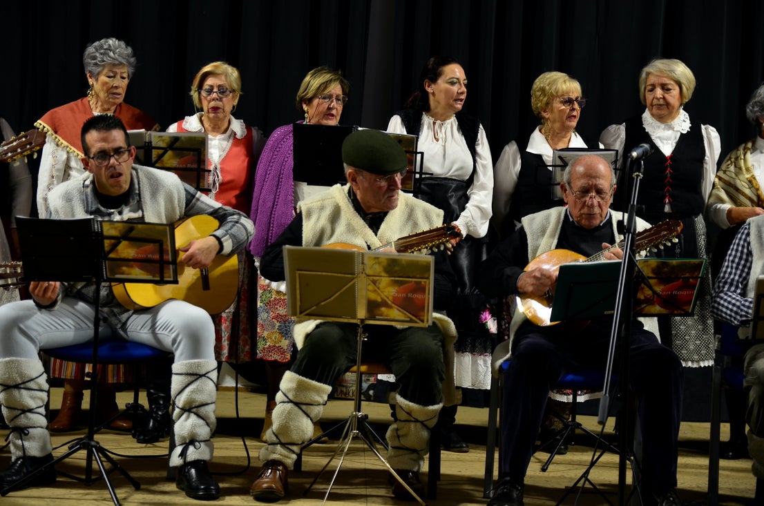 El tradicional Certamen de Villancicos organizado por la Rondalla San Roque en Huétor Vega.