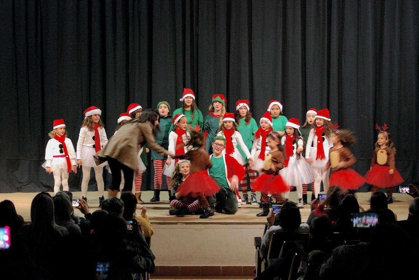 Grupos de baile de la Escuela de Música y Danza de Huétor Vega.
