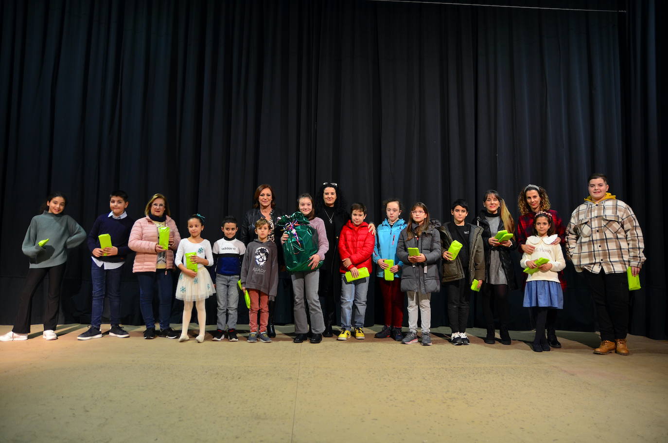 Entrega de premios del concurso de postales navideñas.