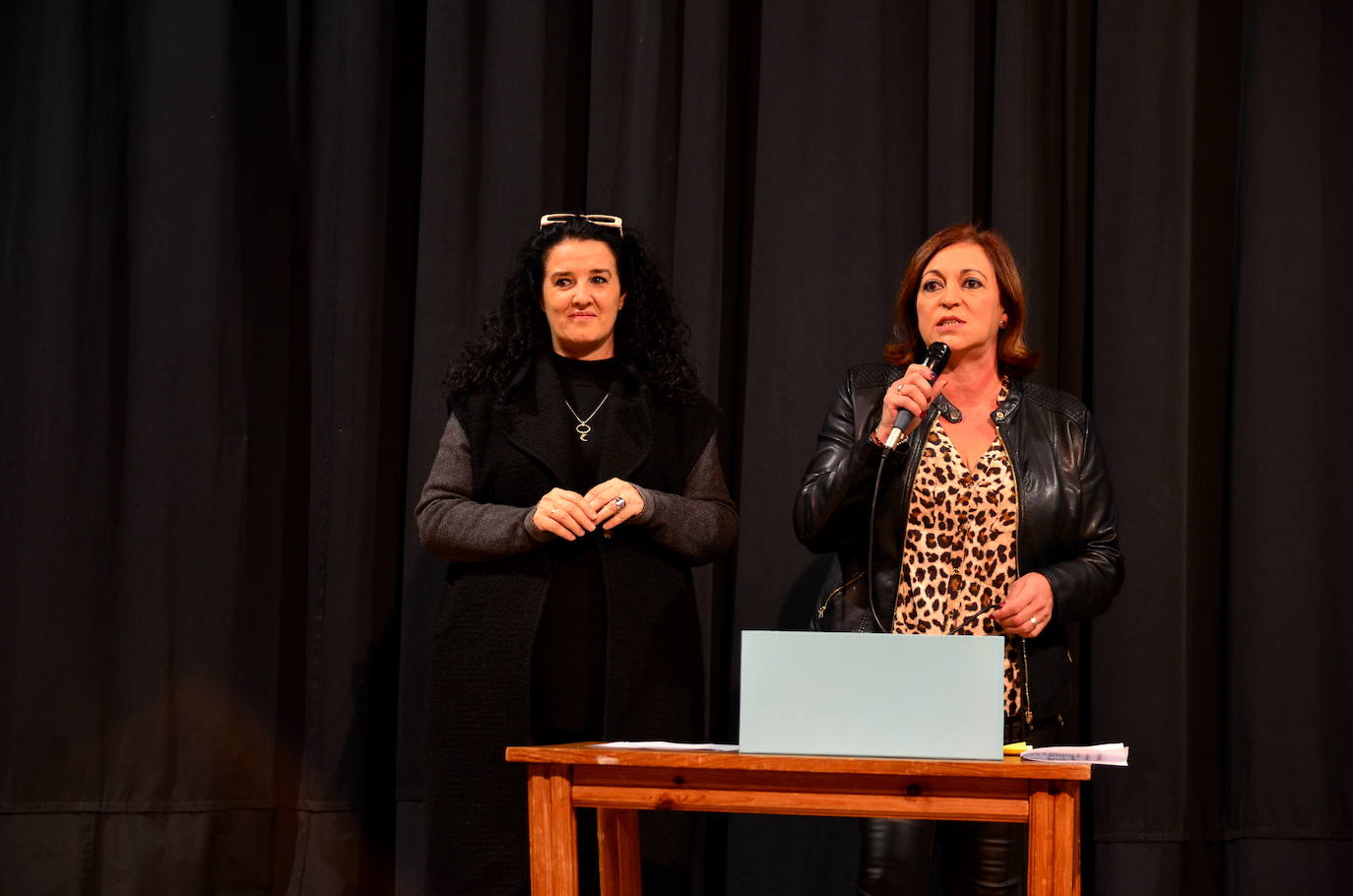 La alcaldesa de Huétor Vega, Elena Duque, con la concejala de Cultura y Fiestas, Elisa González Pedraza.