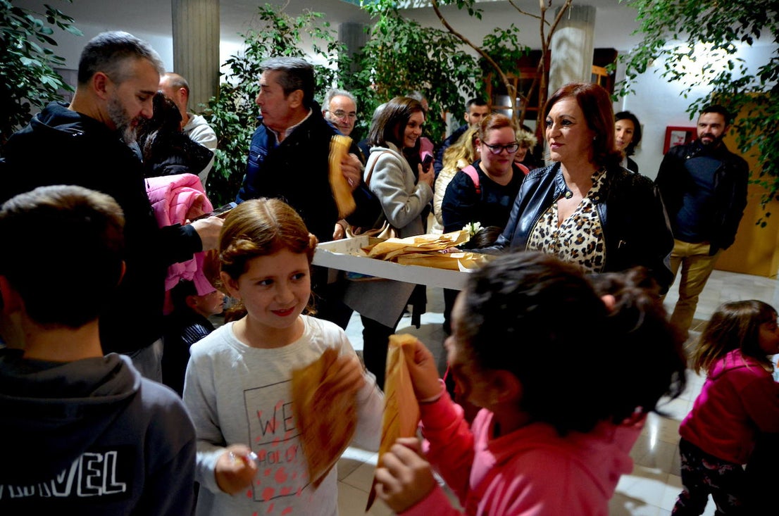 La concejala de Cultura y Fiestas reparte tortas para merendar, esta tarde en Huétor Vega.