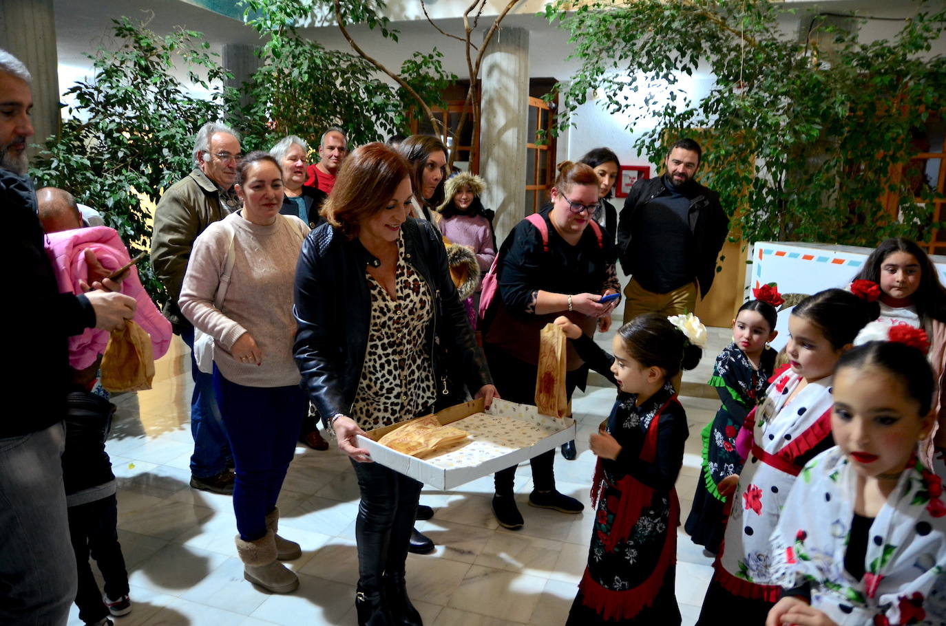 La concejala de Cultura y Fiestas reparte tortas para merendar, esta tarde en Huétor Vega.