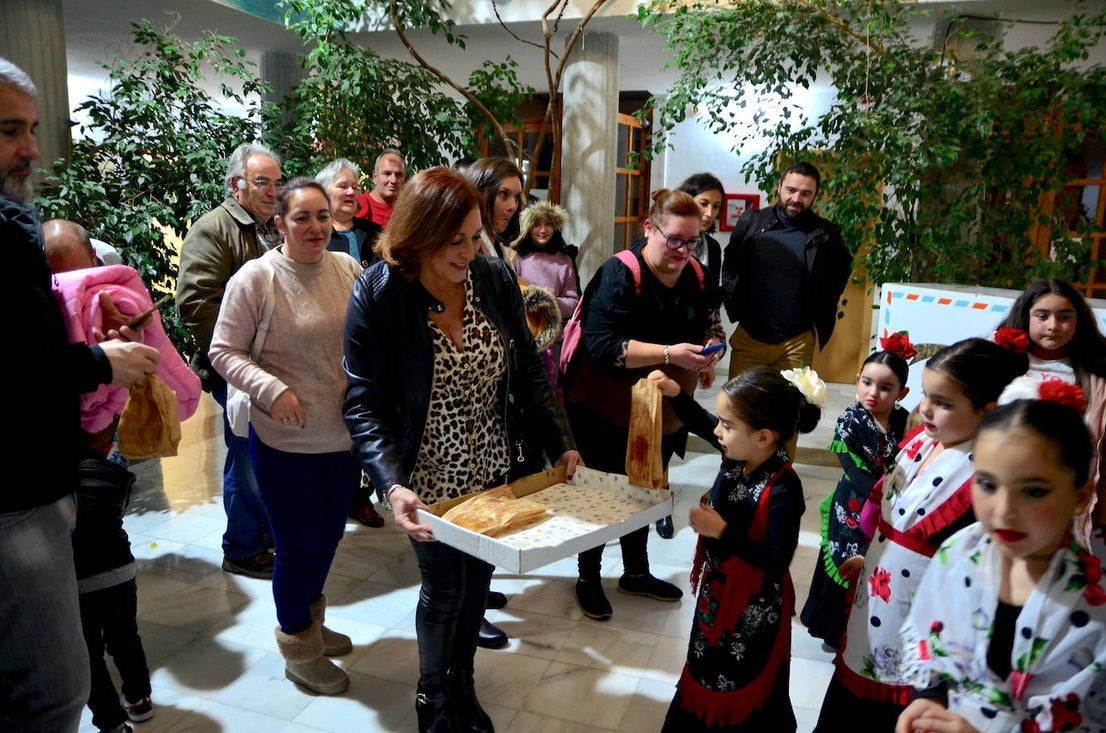 La concejala de Cultura y Fiestas reparte tortas para merendar, esta tarde en Huétor Vega.