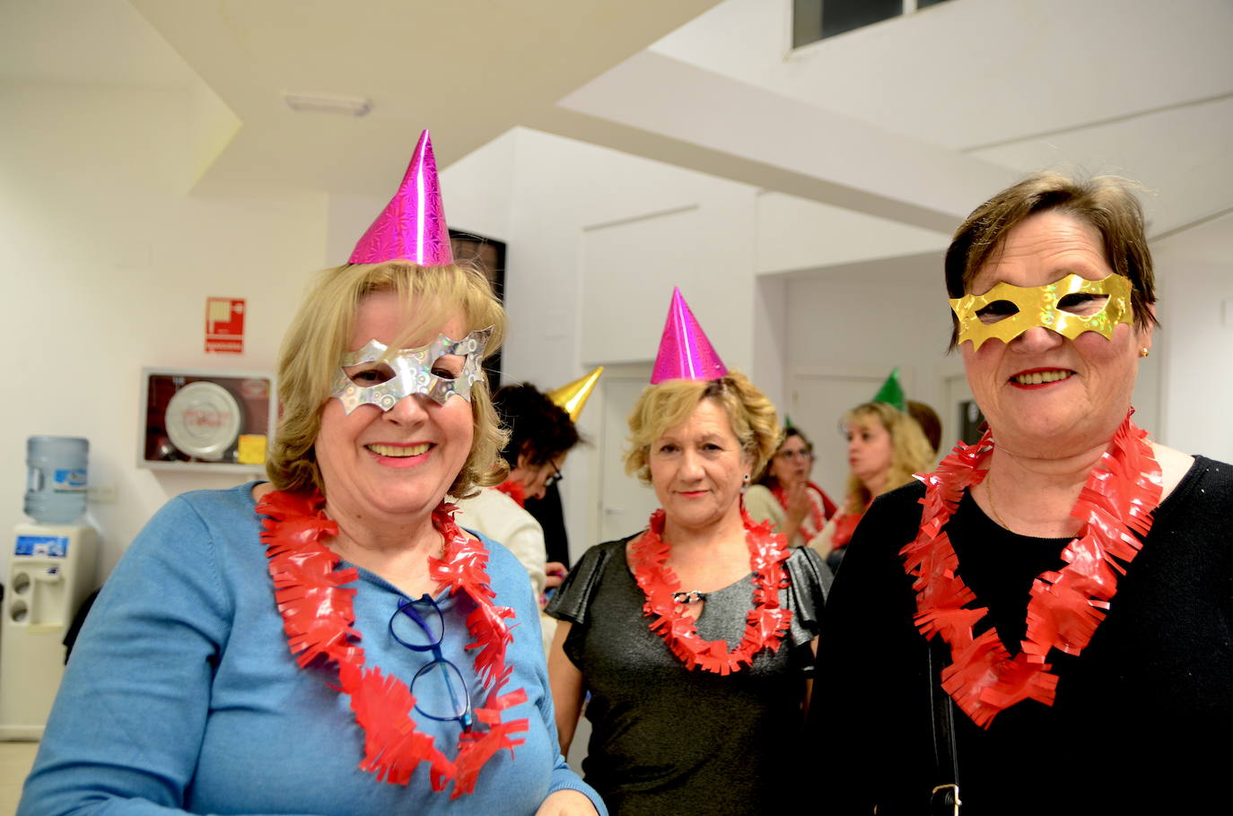 Nochevieja adelantada, con sesión de baile, de los mayores de Huétor Vega en el Hogar del Pensionista.