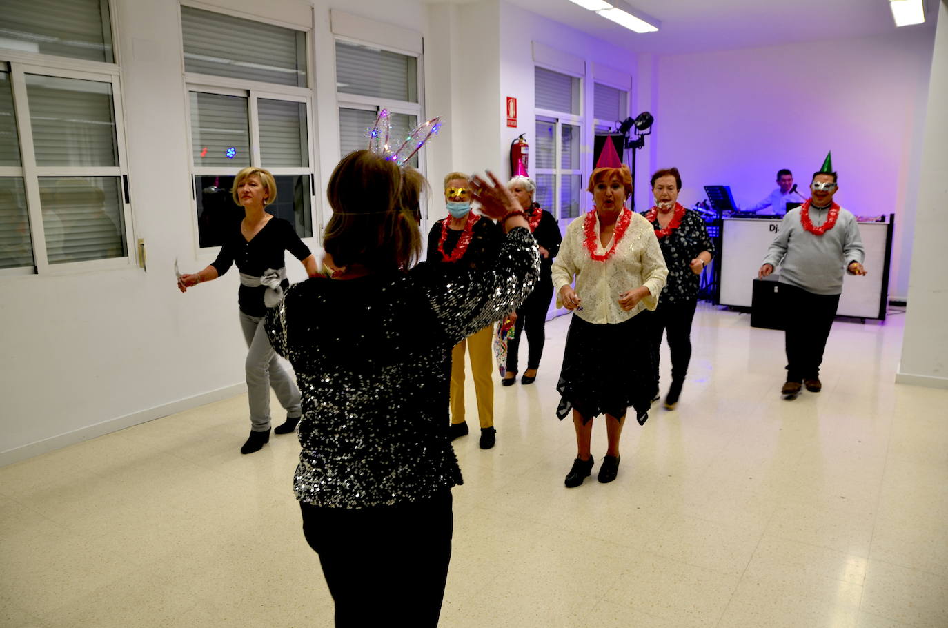 Nochevieja adelantada, con sesión de baile, de los mayores de Huétor Vega en el Hogar del Pensionista.