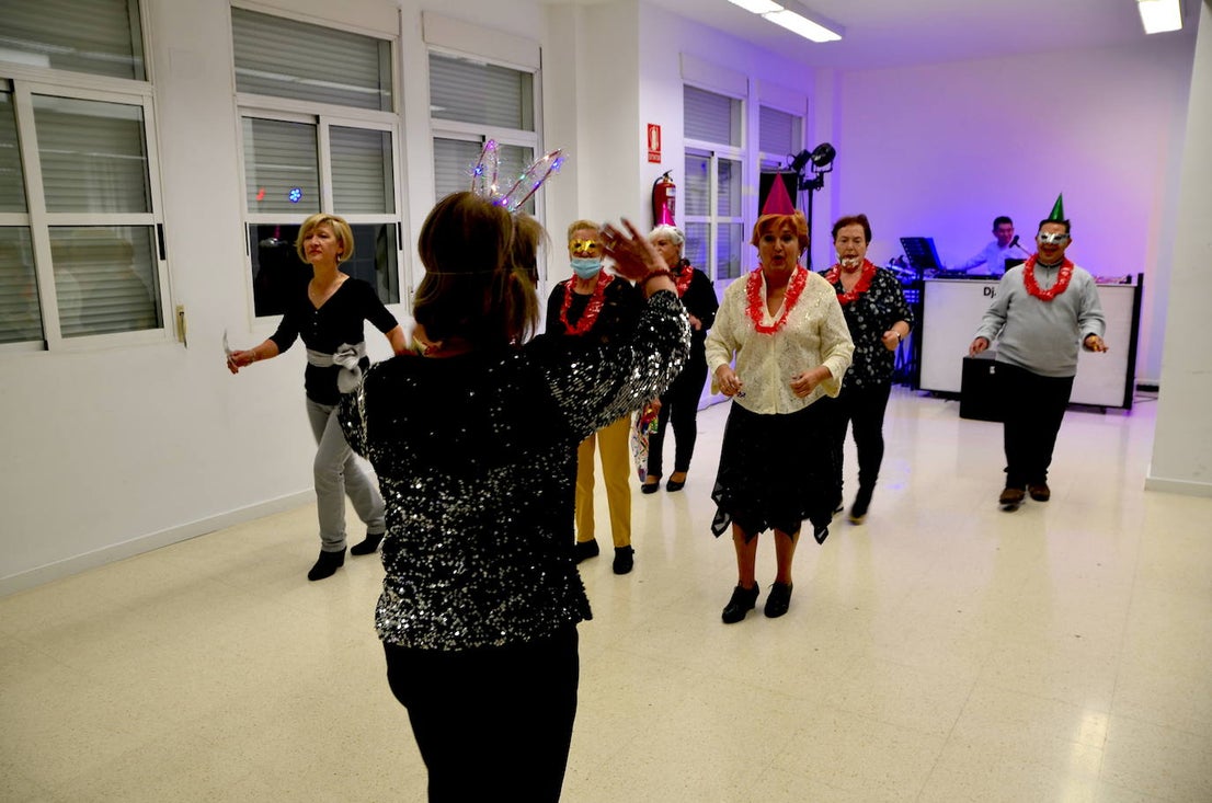 Nochevieja adelantada, con sesión de baile, de los mayores de Huétor Vega en el Hogar del Pensionista.