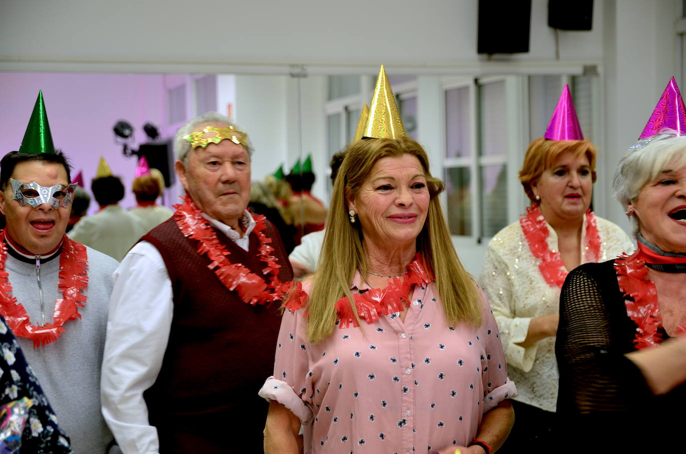 Nochevieja adelantada, con sesión de baile, de los mayores de Huétor Vega en el Hogar del Pensionista.