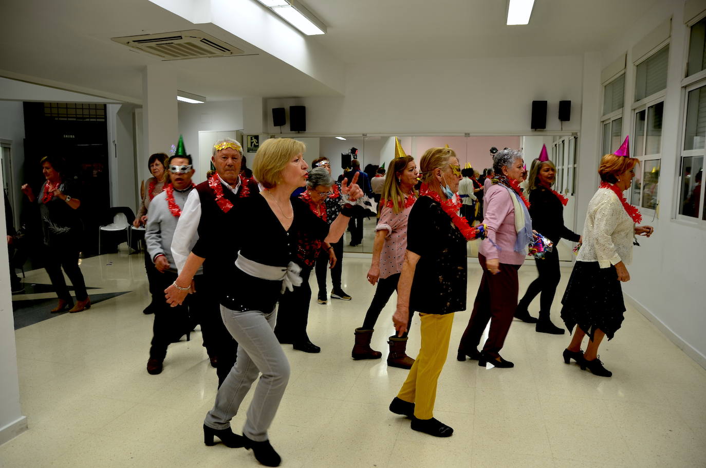 Nochevieja adelantada, con sesión de baile, de los mayores de Huétor Vega en el Hogar del Pensionista.