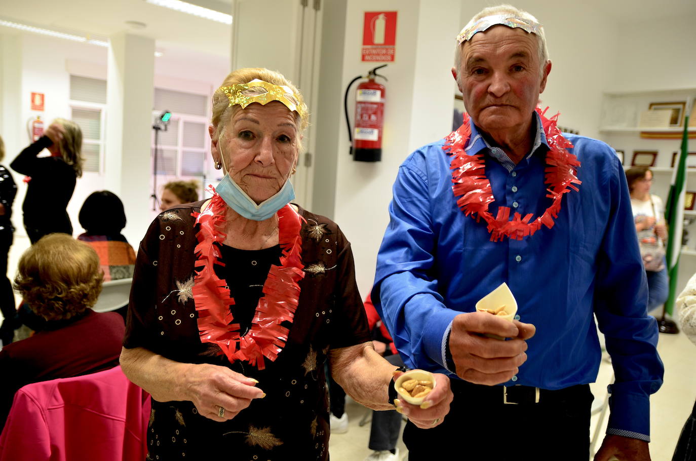 Nochevieja adelantada, con sesión de baile, de los mayores de Huétor Vega en el Hogar del Pensionista.