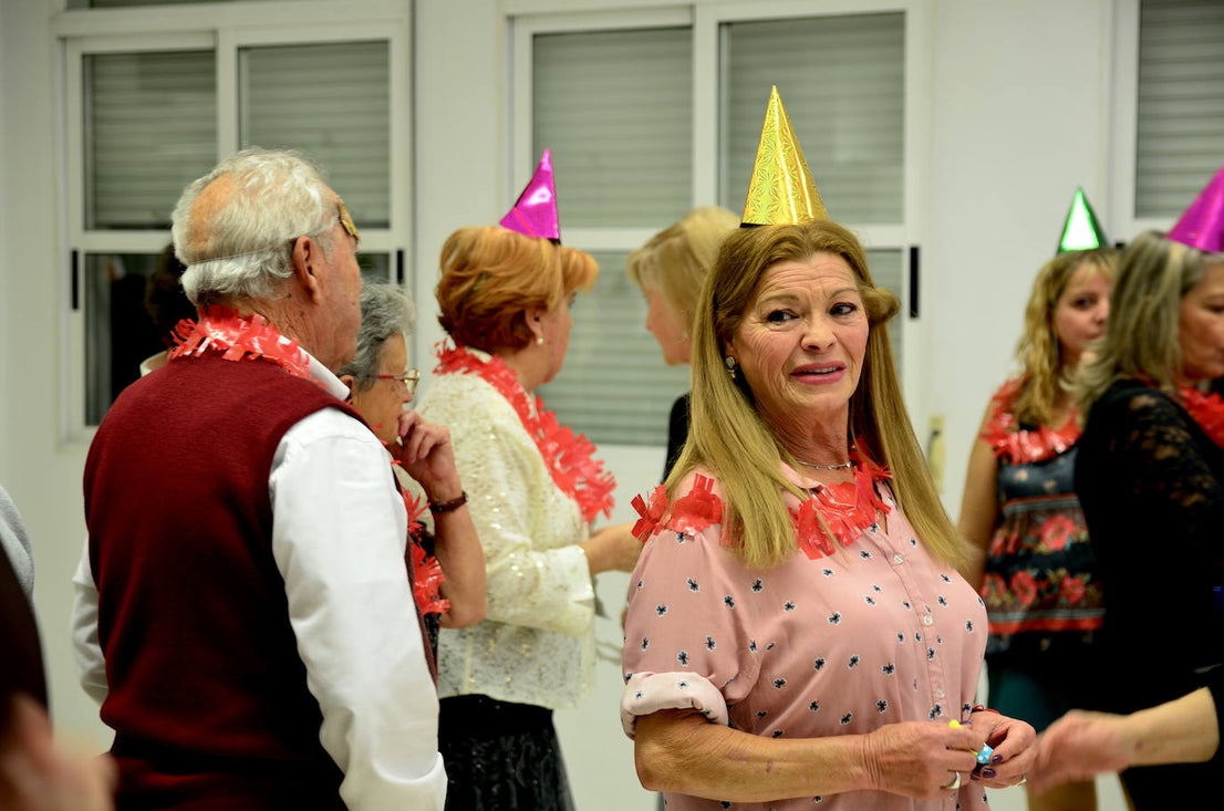Nochevieja adelantada, con sesión de baile, de los mayores de Huétor Vega en el Hogar del Pensionista.