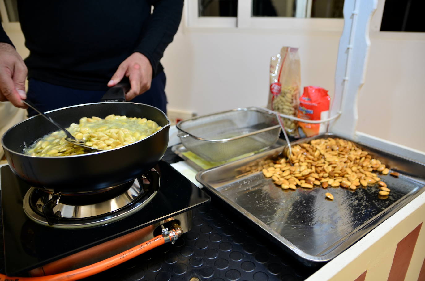 Nochevieja adelantada, con sesión de baile, de los mayores de Huétor Vega en el Hogar del Pensionista.