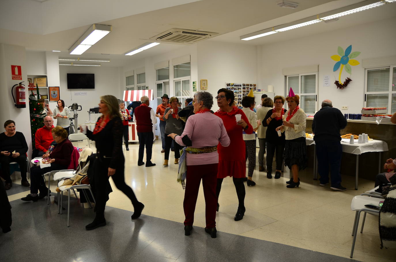 Nochevieja adelantada, con sesión de baile, de los mayores de Huétor Vega en el Hogar del Pensionista.