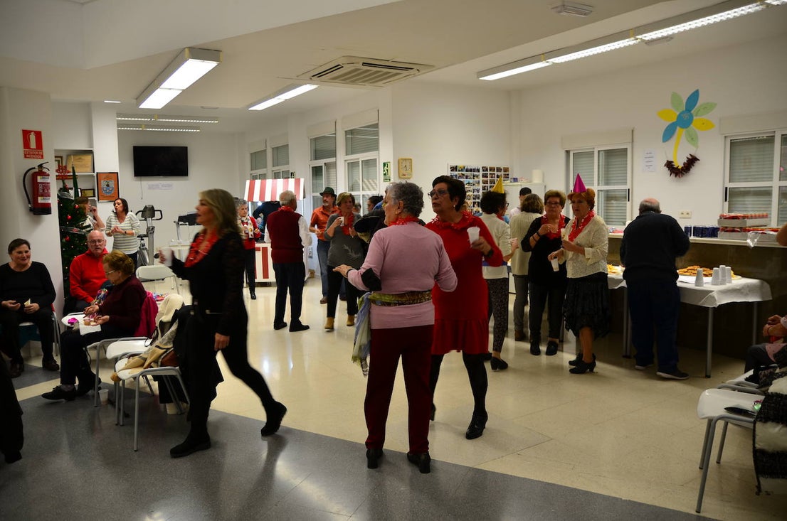 Nochevieja adelantada, con sesión de baile, de los mayores de Huétor Vega en el Hogar del Pensionista.