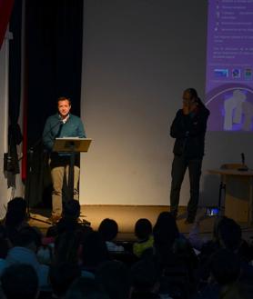 Imagen secundaria 2 - Lectura a cargo de Elena Duque, mesa redonda, y la intervención del jefe de estudios y el coordinador de igualdad del IES Los Neveros.