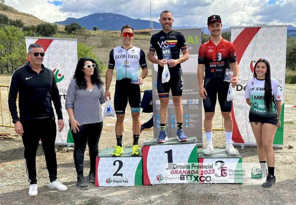 José García, concejal de Deportes, y Elena Duque, alcaldesa de Huétor Vega, junto al podio.
