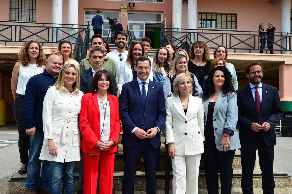 Juanma Moreno visita el CEIP Mariana Pineda de Huétor Vega