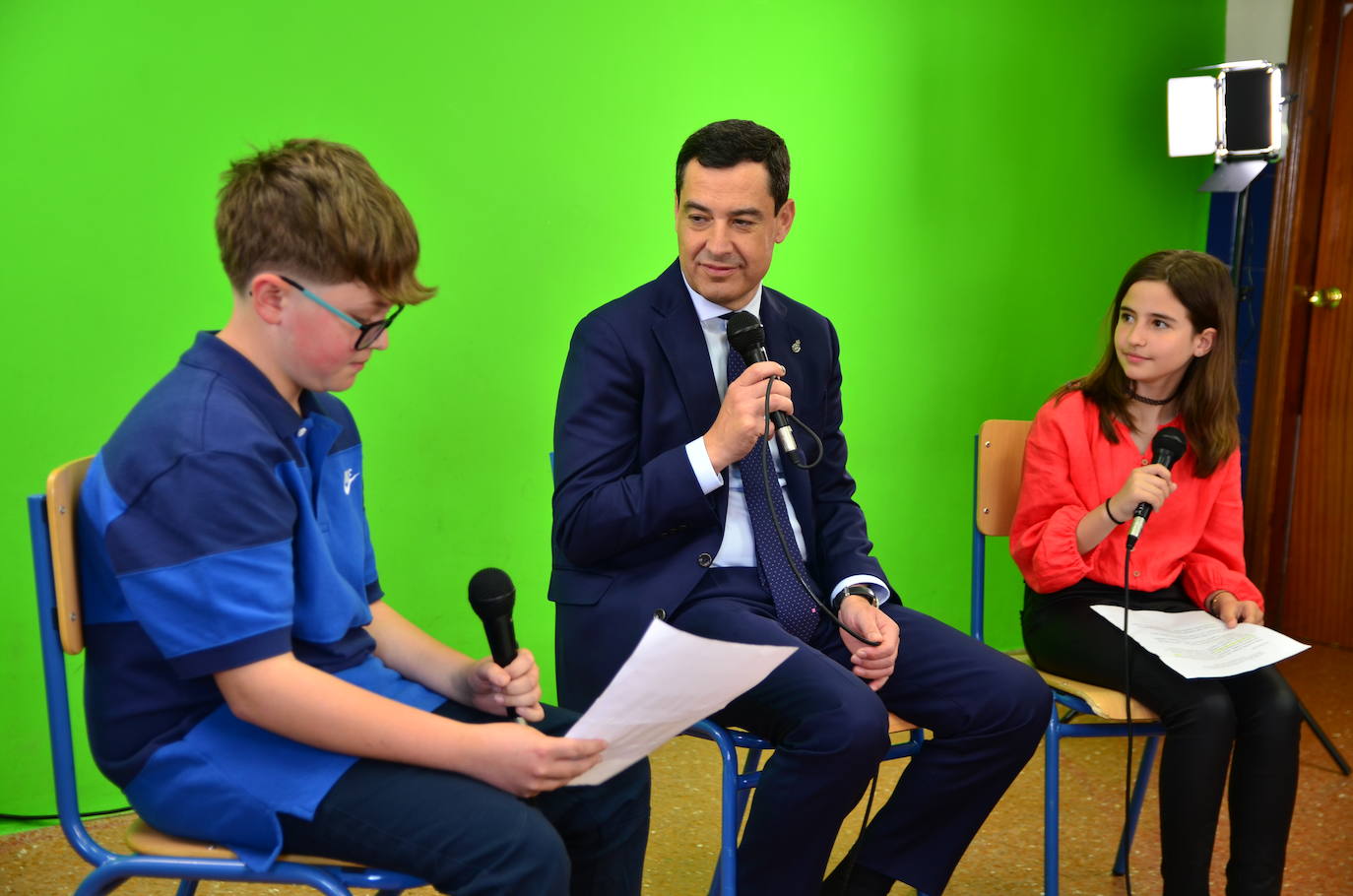 Juanma Moreno visita el CEIP Mariana Pineda de Huétor Vega
