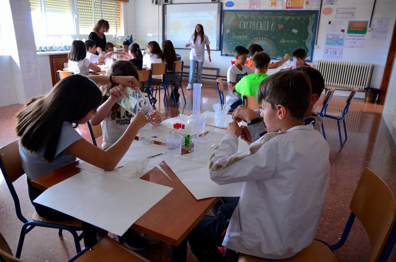 Juanma Moreno visita el CEIP Mariana Pineda de Huétor Vega