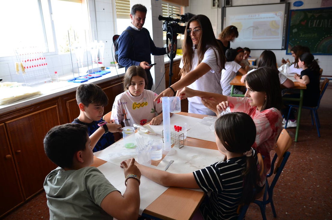 Juanma Moreno visita el CEIP Mariana Pineda de Huétor Vega