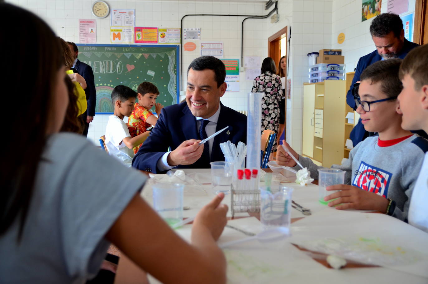 Juanma Moreno visita el CEIP Mariana Pineda de Huétor Vega